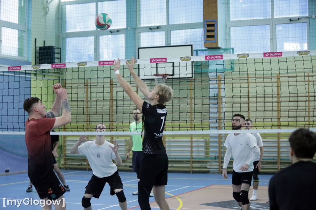 W Głogowie grają w siatkówkę i pomagają