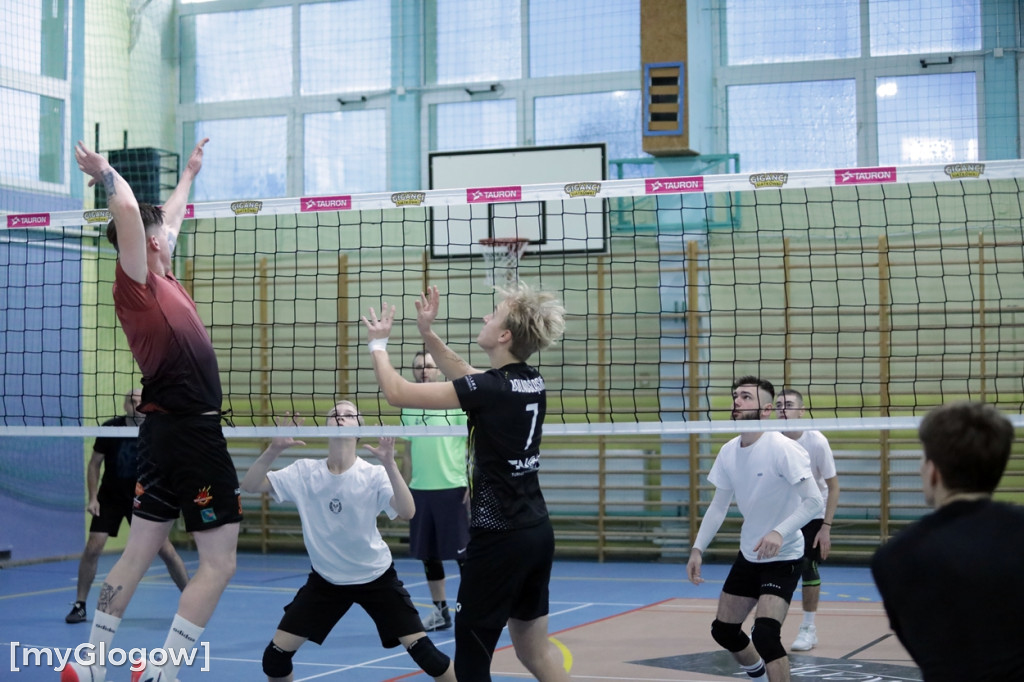W Głogowie grają w siatkówkę i pomagają