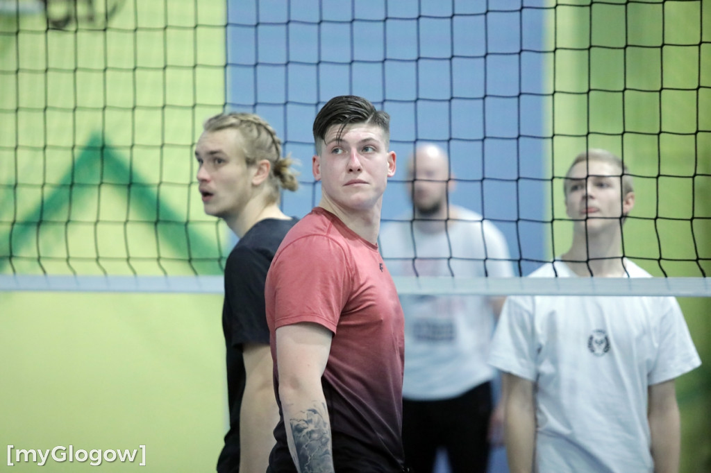 W Głogowie grają w siatkówkę i pomagają