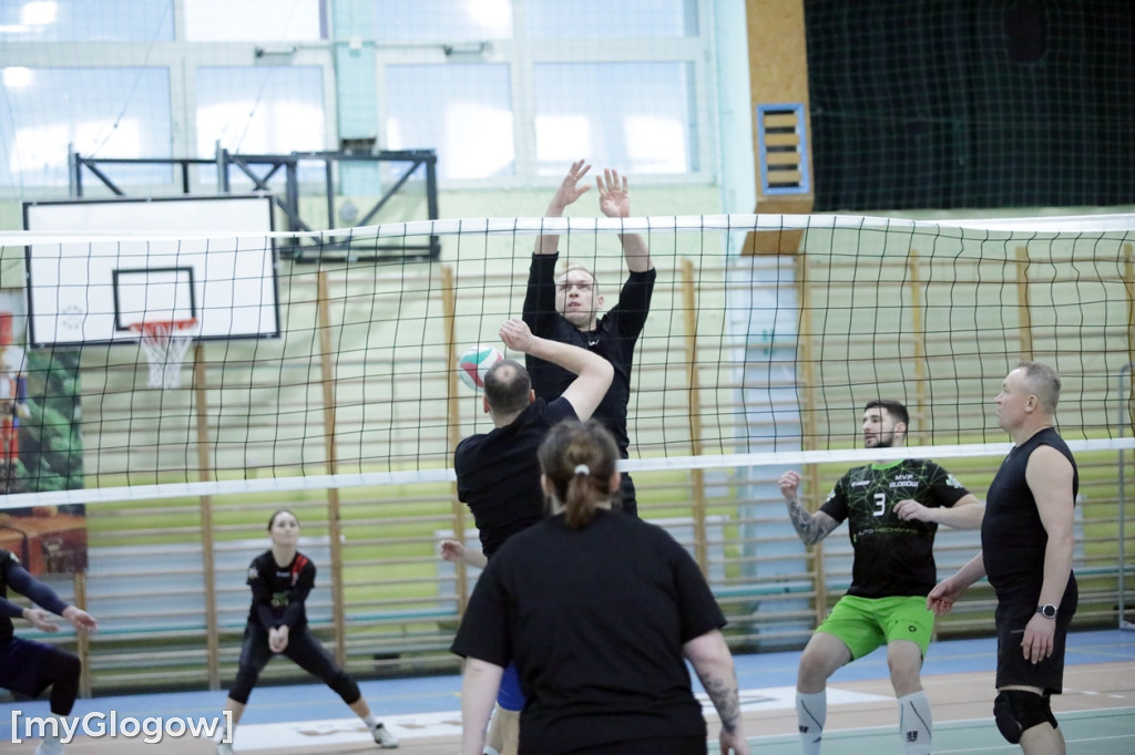 W Głogowie grają w siatkówkę i pomagają