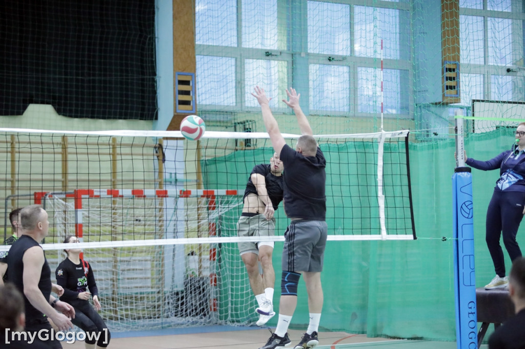 W Głogowie grają w siatkówkę i pomagają