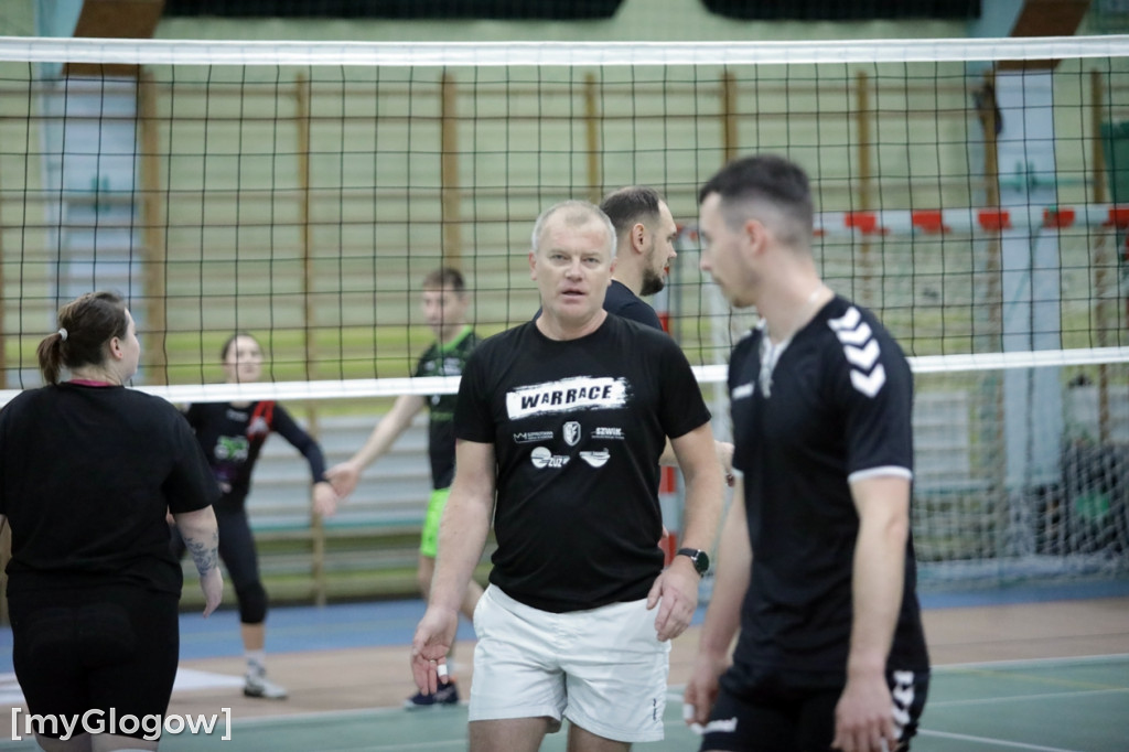 W Głogowie grają w siatkówkę i pomagają