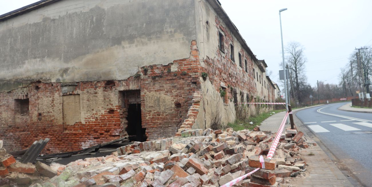 Zawalony pustostan w Brzegu Głogowskim