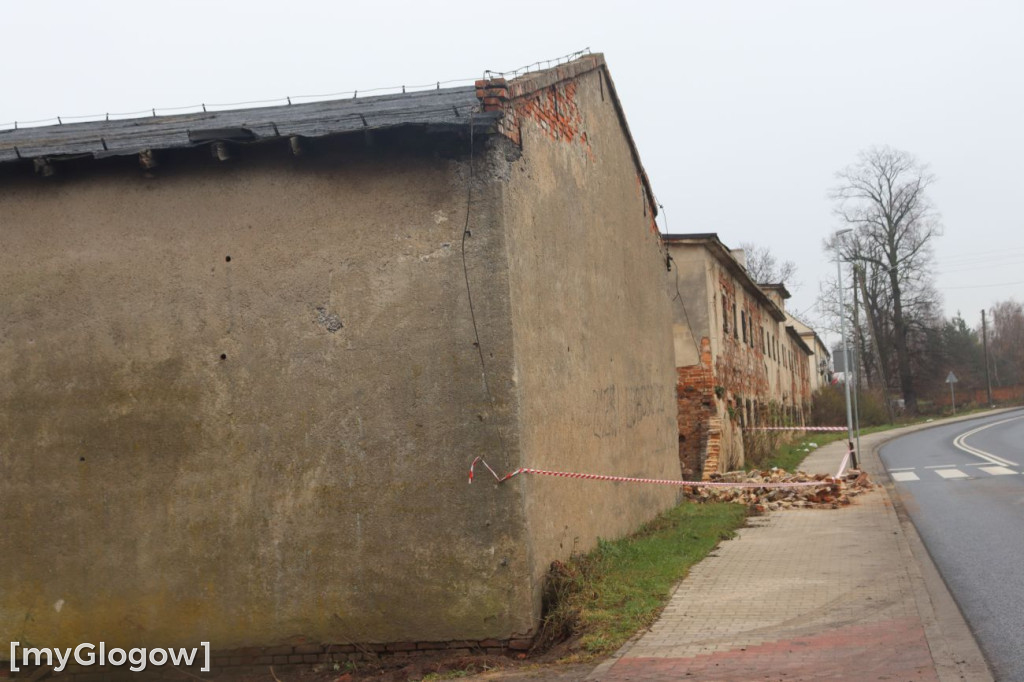 Zawalony pustostan w Brzegu Głogowskim