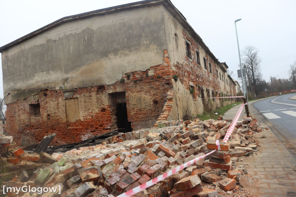 Zawalony pustostan w Brzegu Głogowskim