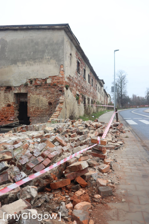 Zawalony pustostan w Brzegu Głogowskim