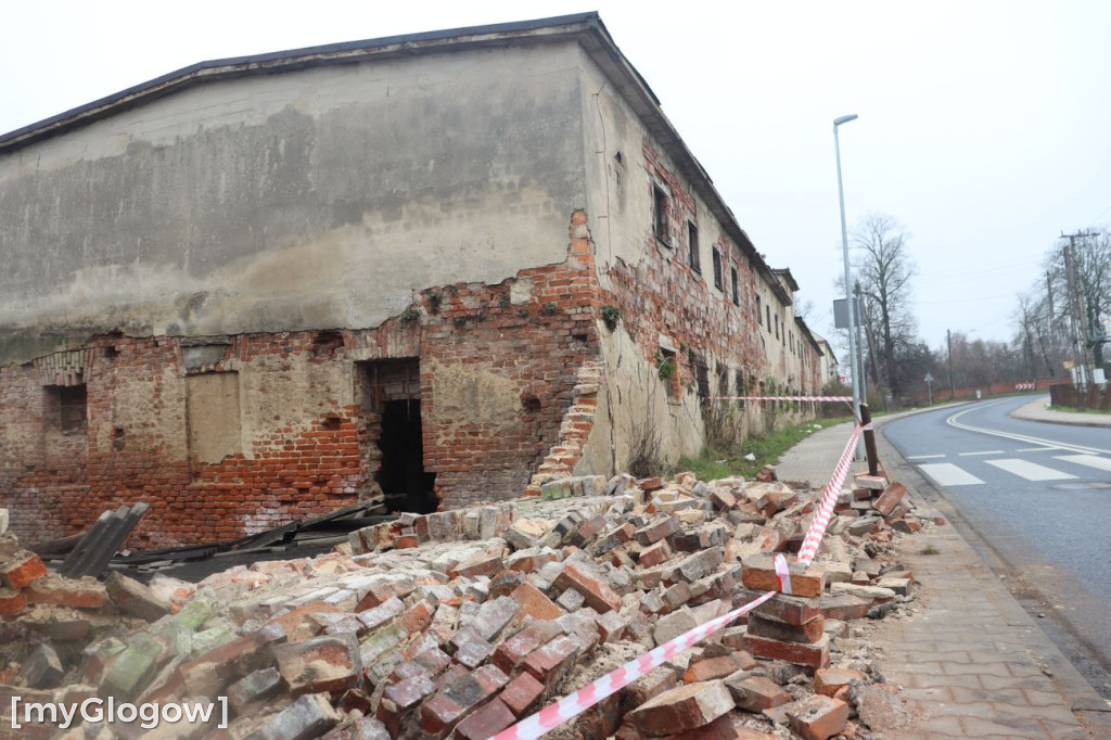 Zawalony pustostan w Brzegu Głogowskim