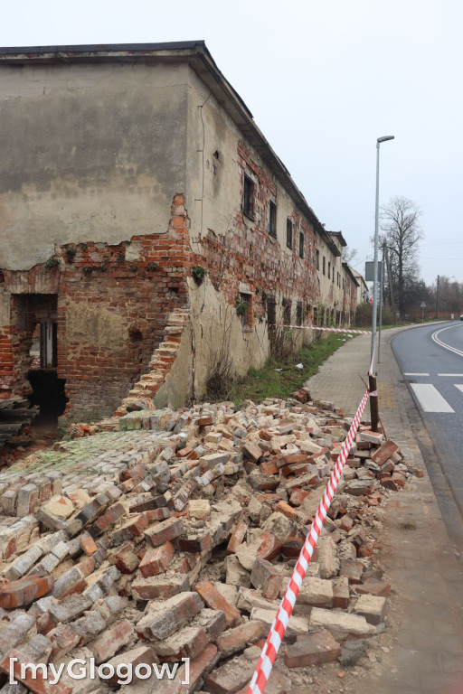 Zawalony pustostan w Brzegu Głogowskim