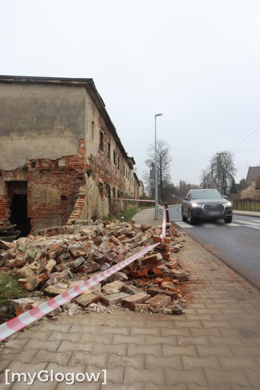 Zawalony pustostan w Brzegu Głogowskim