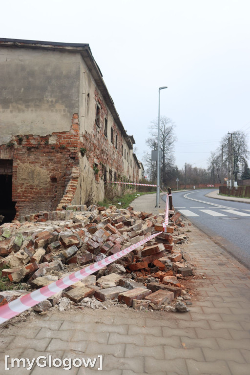 Zawalony pustostan w Brzegu Głogowskim