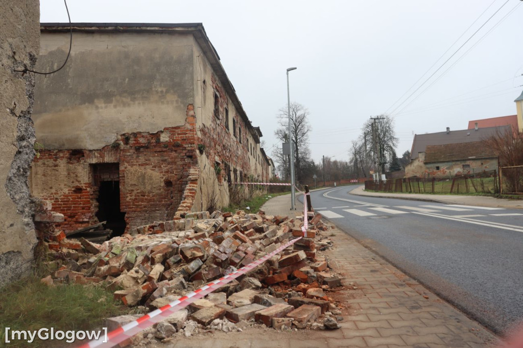 Zawalony pustostan w Brzegu Głogowskim