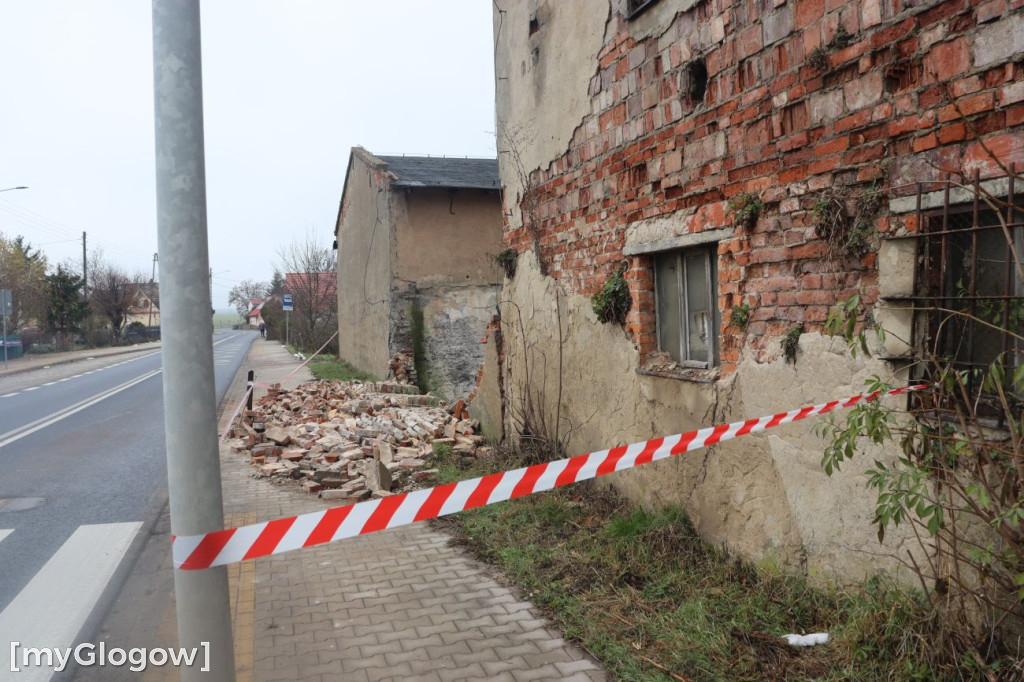 Zawalony pustostan w Brzegu Głogowskim