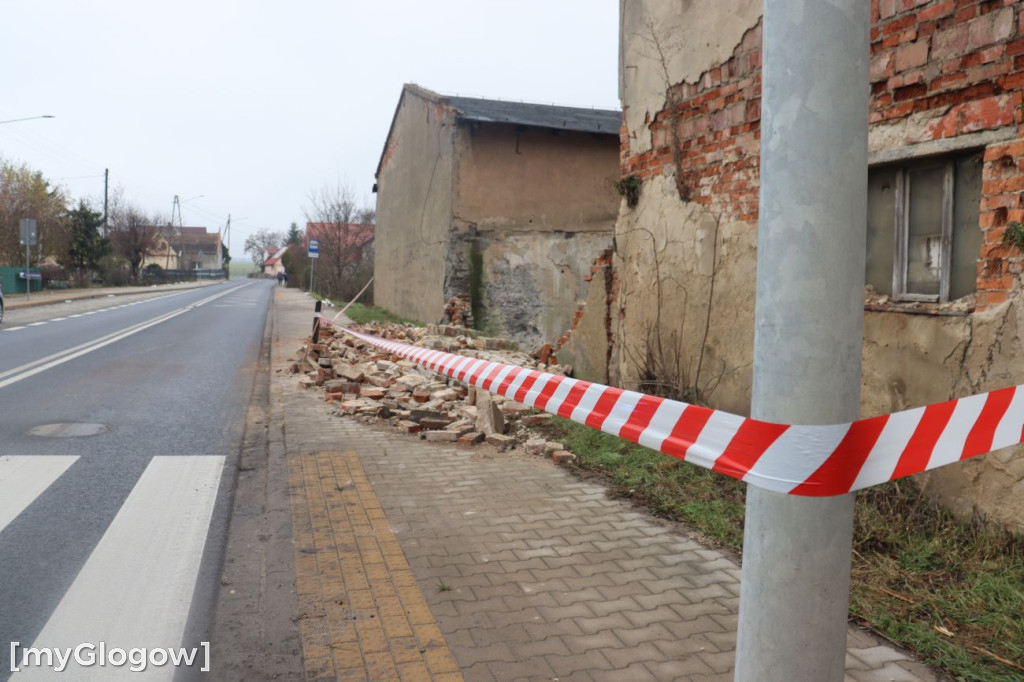 Zawalony pustostan w Brzegu Głogowskim