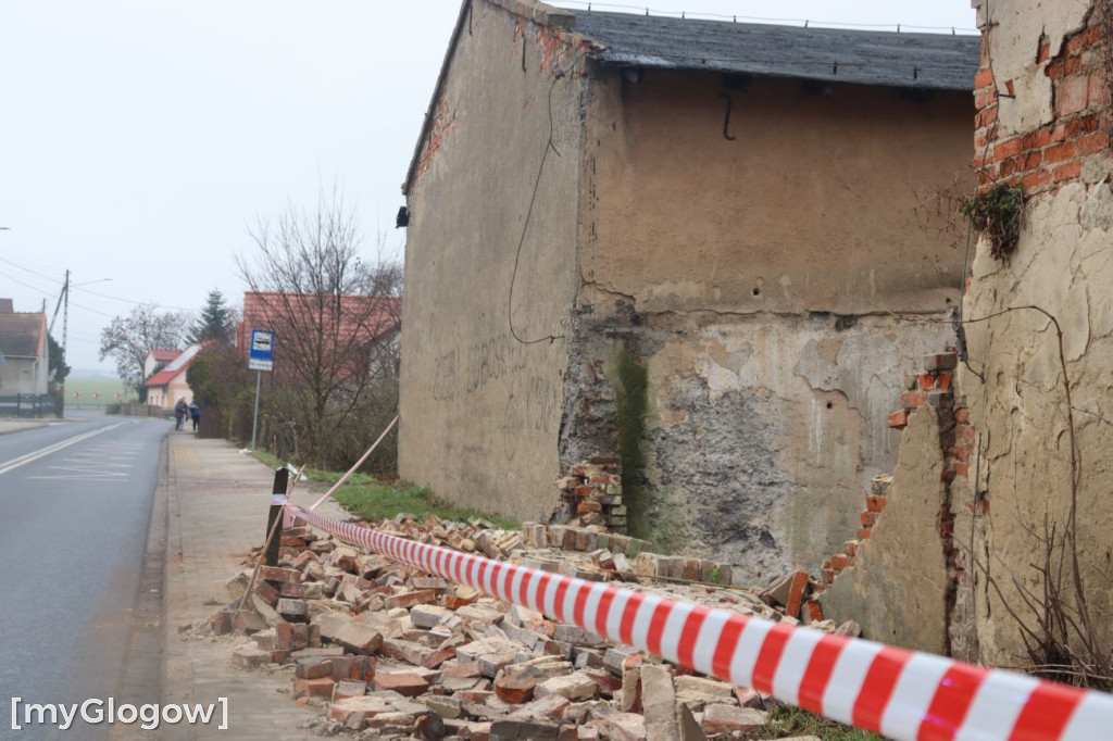 Zawalony pustostan w Brzegu Głogowskim