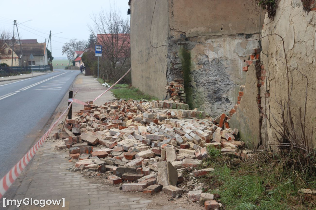 Zawalony pustostan w Brzegu Głogowskim