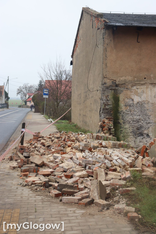 Zawalony pustostan w Brzegu Głogowskim