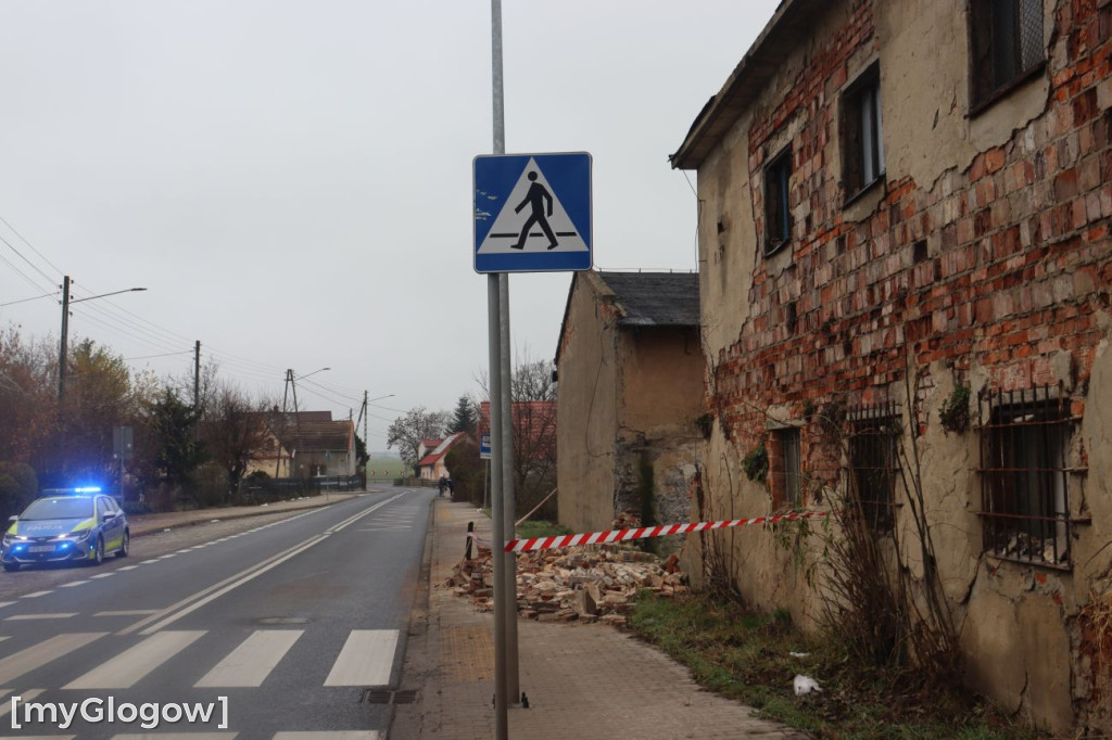 Zawalony pustostan w Brzegu Głogowskim