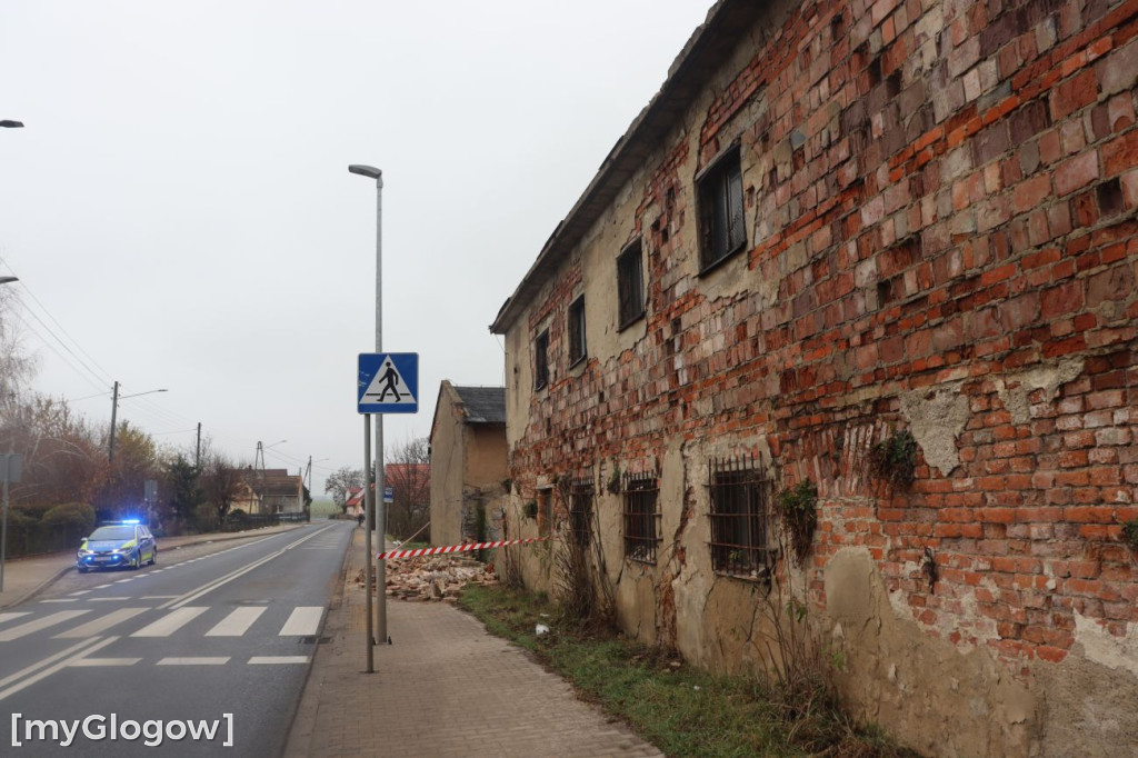 Zawalony pustostan w Brzegu Głogowskim