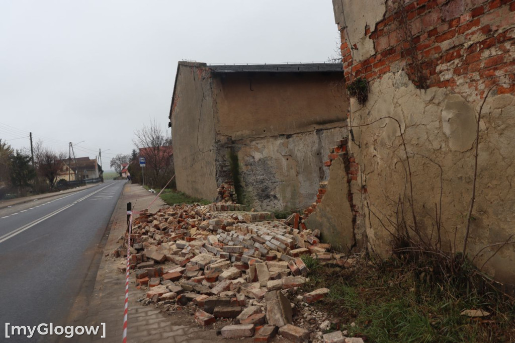 Zawalony pustostan w Brzegu Głogowskim
