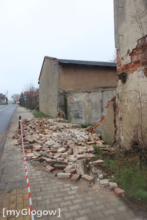 Zawalony pustostan w Brzegu Głogowskim