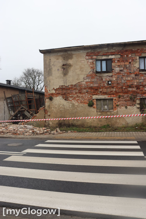 Zawalony pustostan w Brzegu Głogowskim