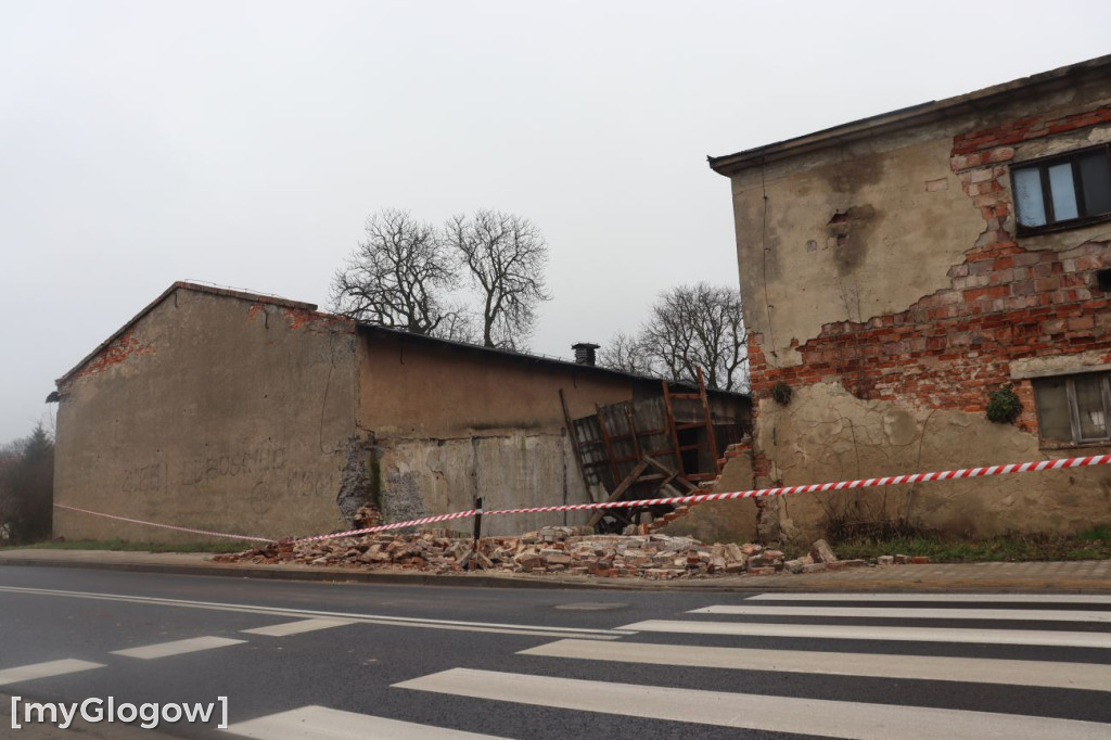 Zawalony pustostan w Brzegu Głogowskim