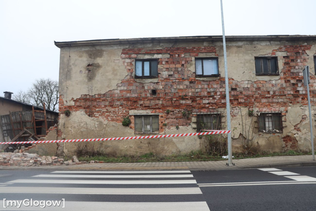 Zawalony pustostan w Brzegu Głogowskim