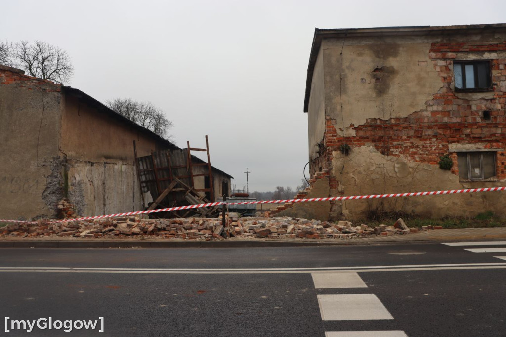 Zawalony pustostan w Brzegu Głogowskim