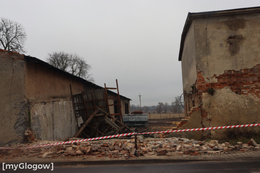 Zawalony pustostan w Brzegu Głogowskim