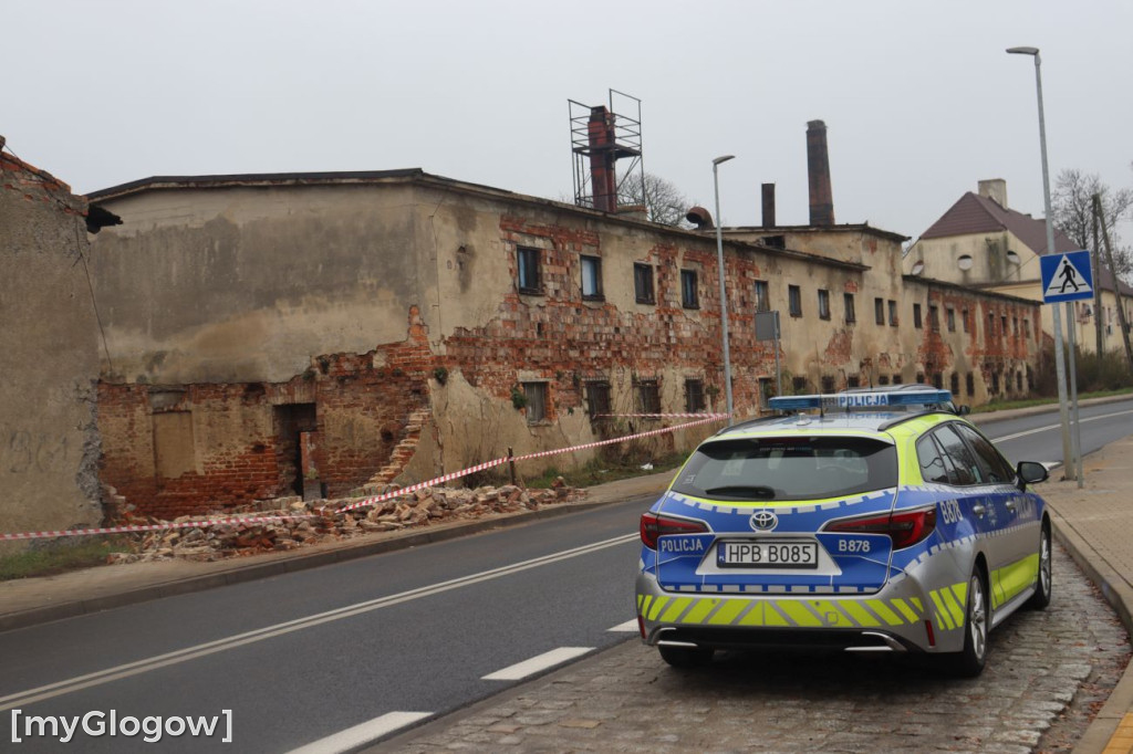 Zawalony pustostan w Brzegu Głogowskim