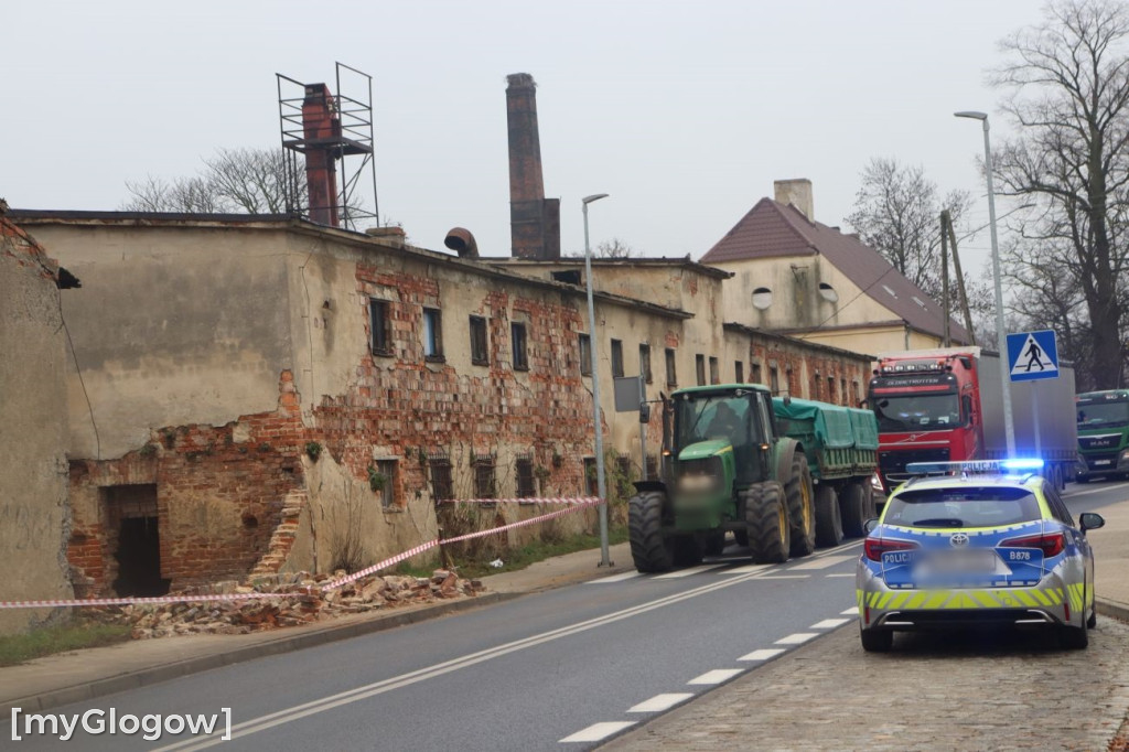 Zawalony pustostan w Brzegu Głogowskim