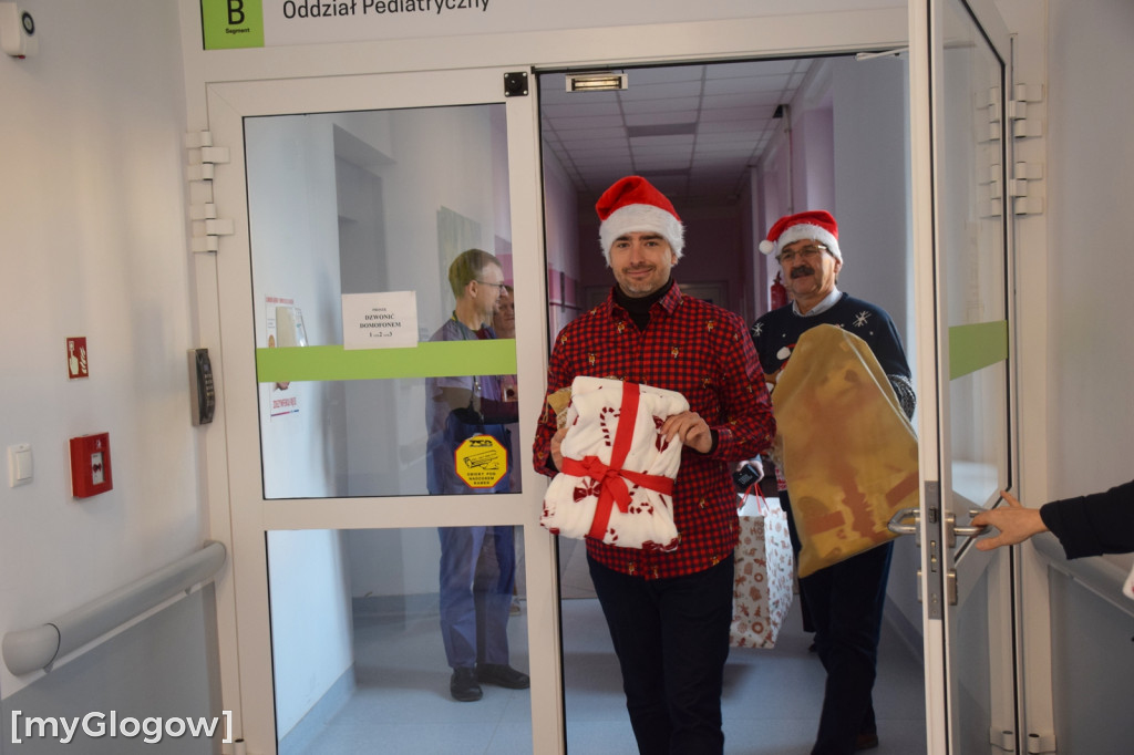 Starosta w szpitalu z prezentami od Mikołaja