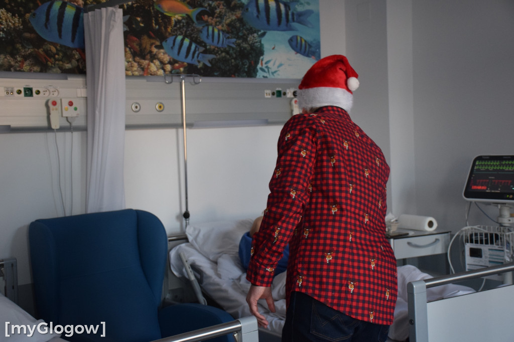 Starosta w szpitalu z prezentami od Mikołaja