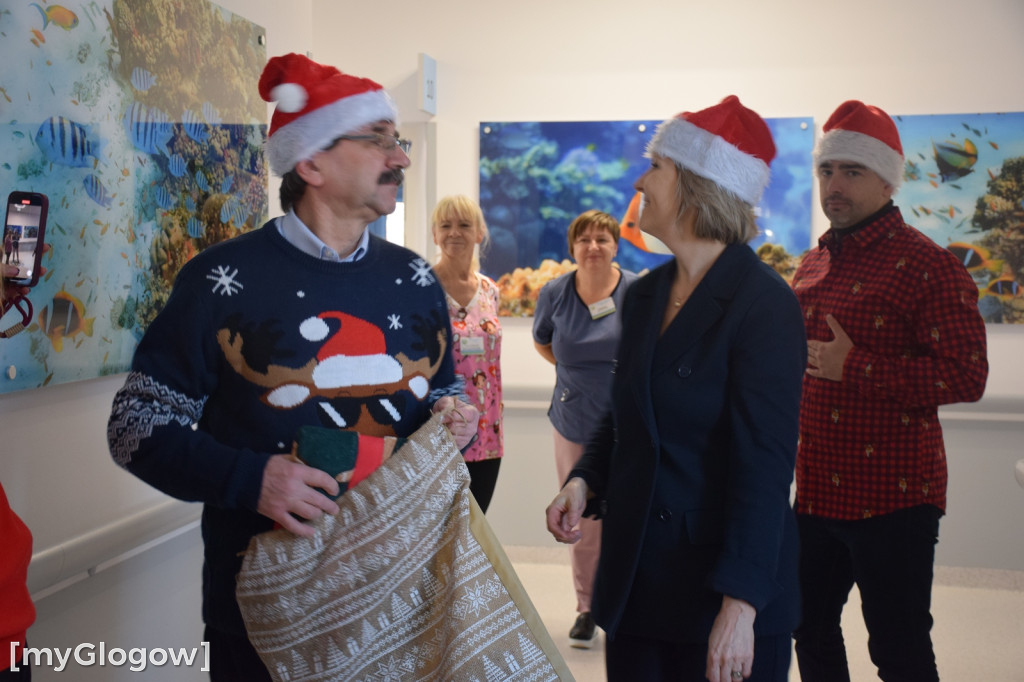 Starosta w szpitalu z prezentami od Mikołaja