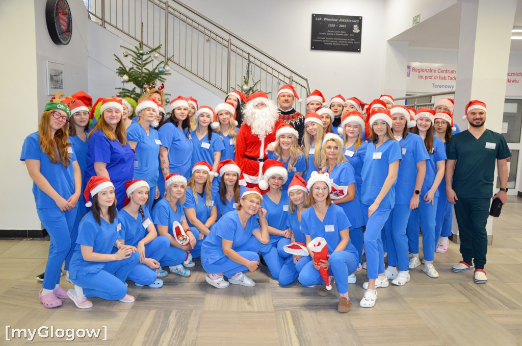 Przyszłe pielęgniarki u małych pacjentów