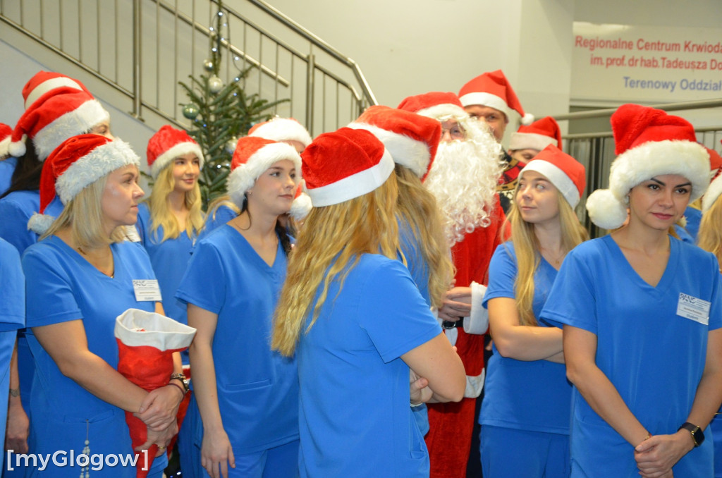 Przyszłe pielęgniarki u małych pacjentów