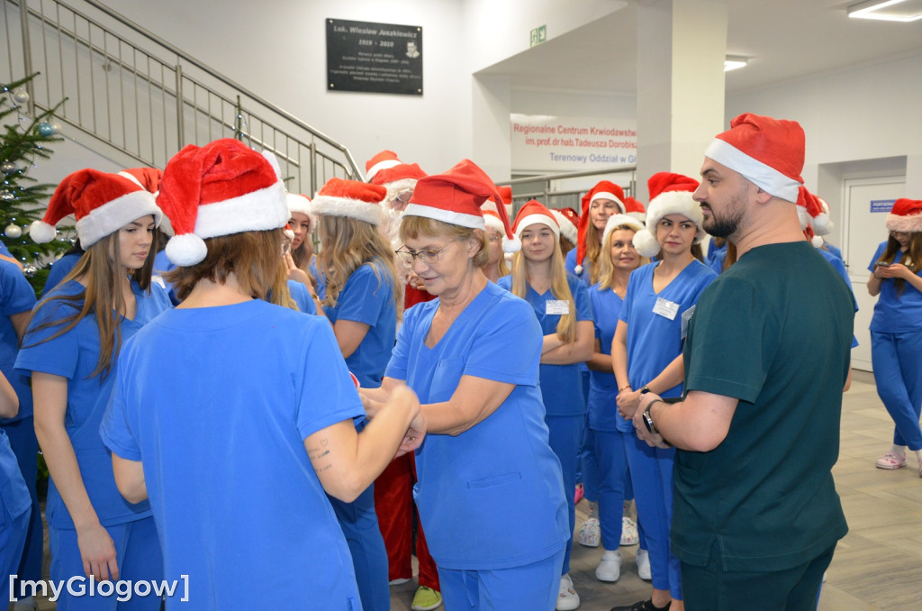 Przyszłe pielęgniarki u małych pacjentów