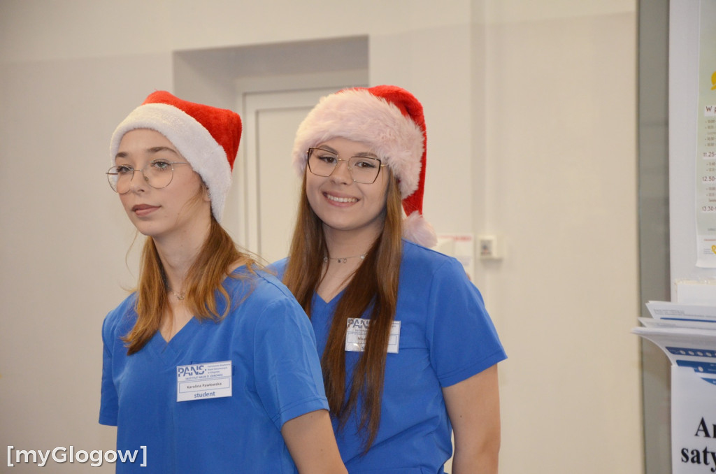 Przyszłe pielęgniarki u małych pacjentów