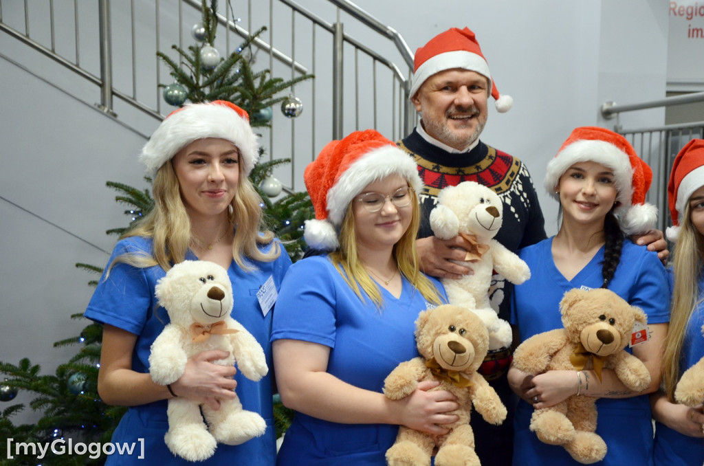 Przyszłe pielęgniarki u małych pacjentów