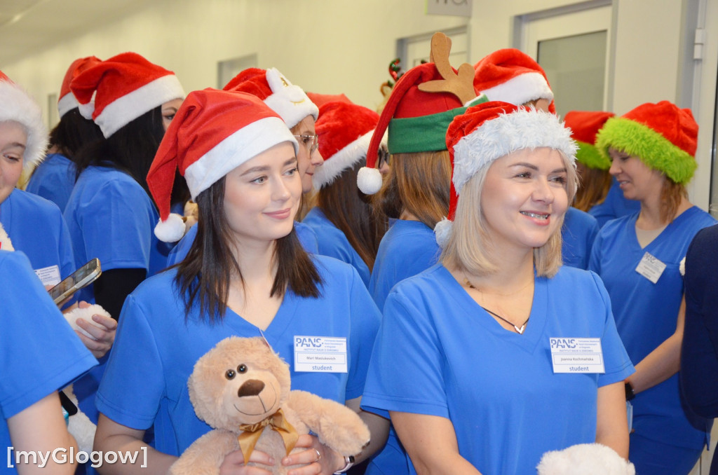 Przyszłe pielęgniarki u małych pacjentów