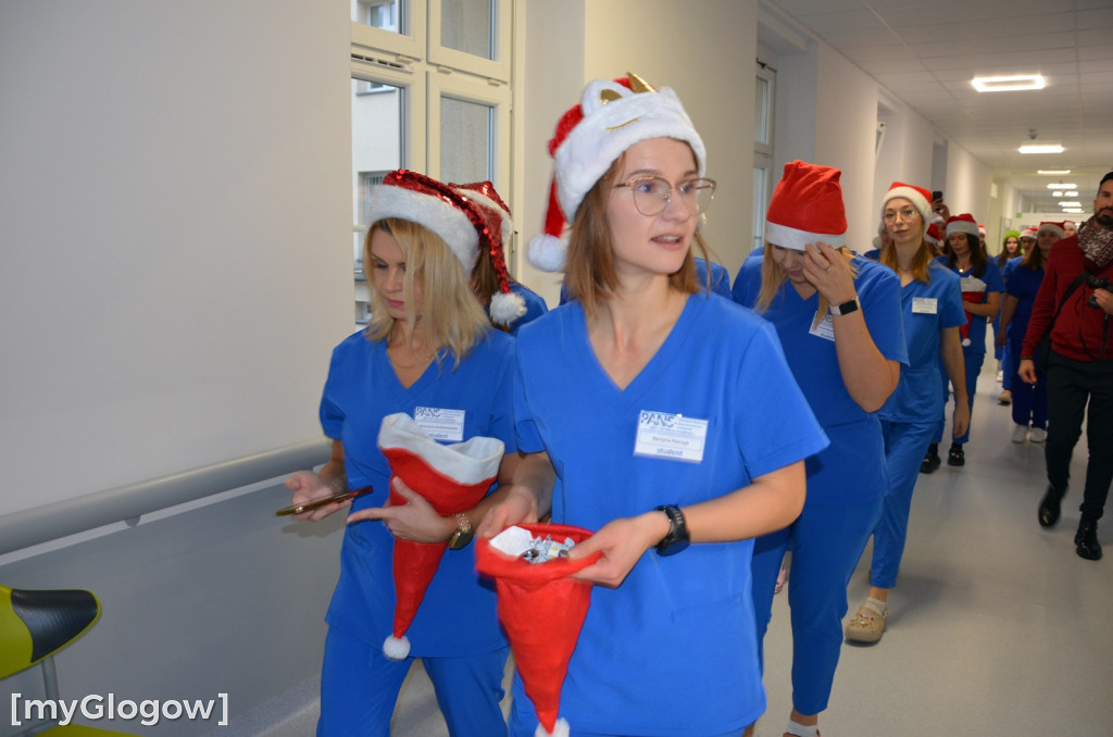 Przyszłe pielęgniarki u małych pacjentów