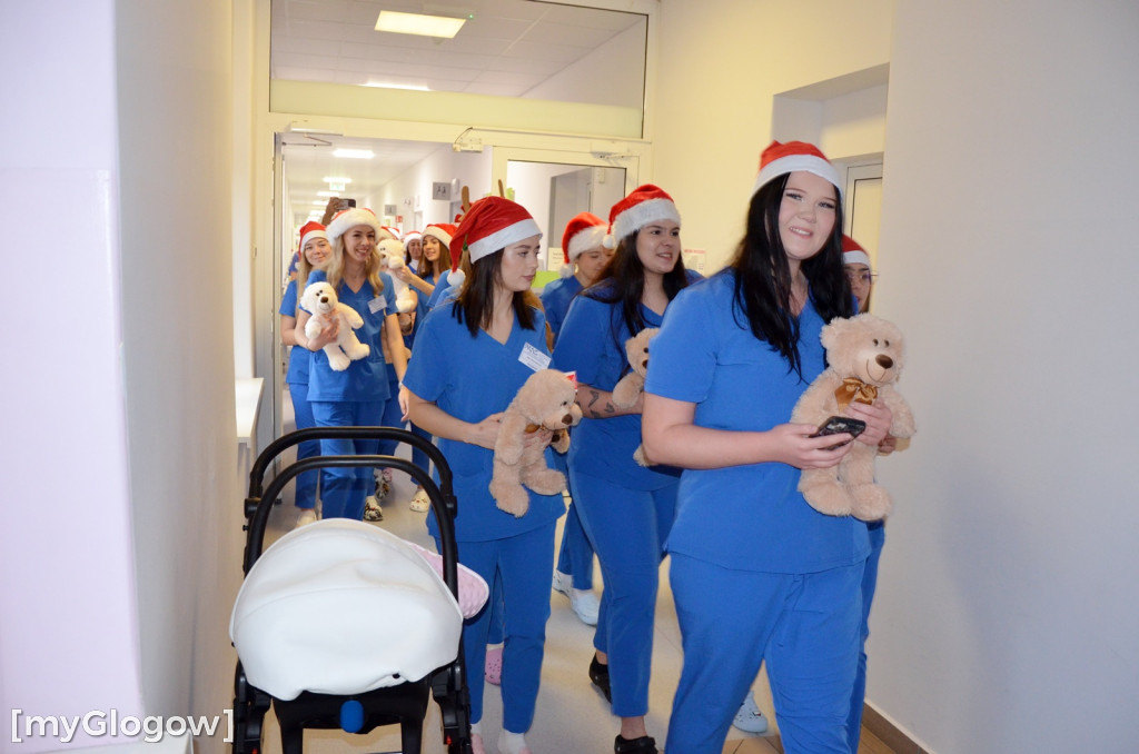 Przyszłe pielęgniarki u małych pacjentów