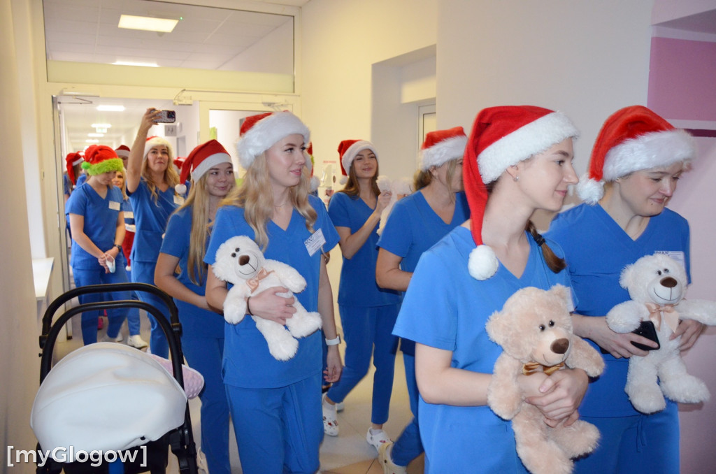 Przyszłe pielęgniarki u małych pacjentów