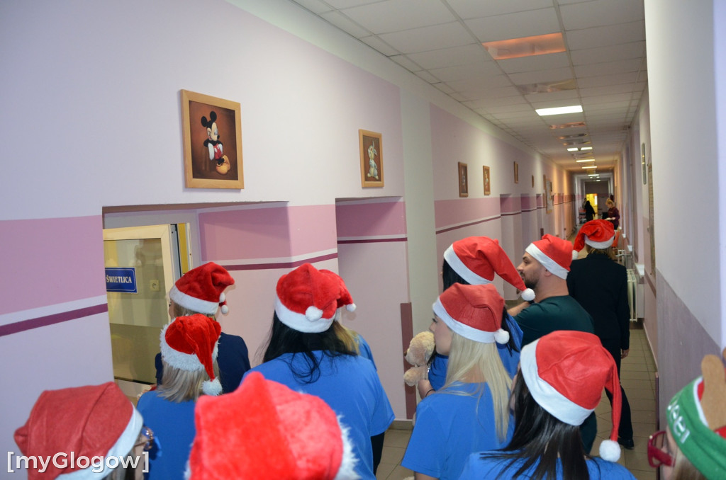 Przyszłe pielęgniarki u małych pacjentów