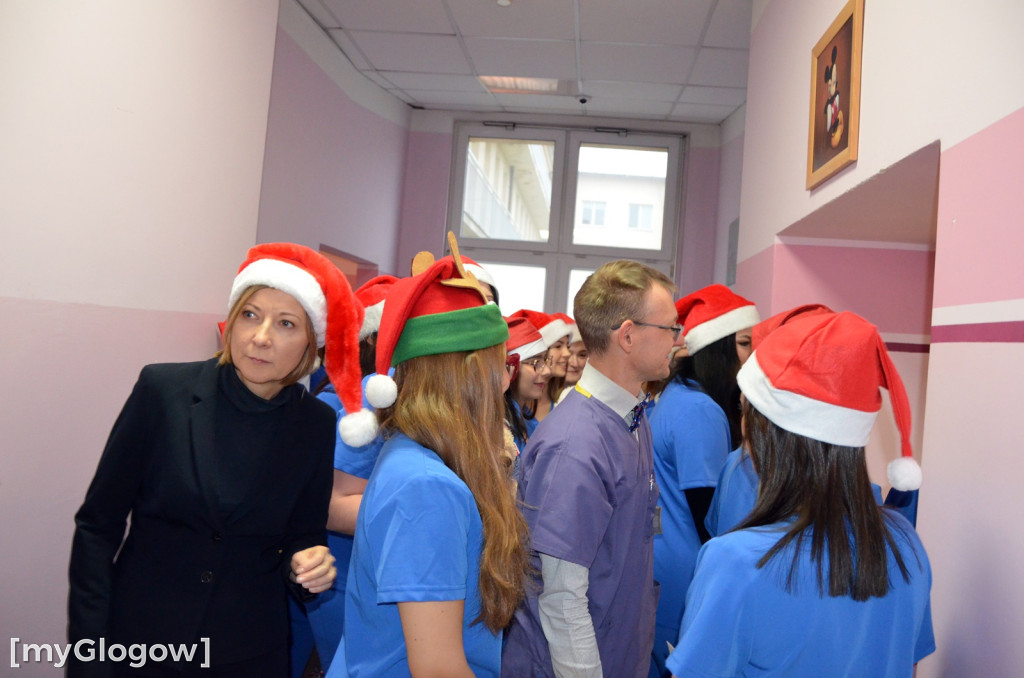 Przyszłe pielęgniarki u małych pacjentów