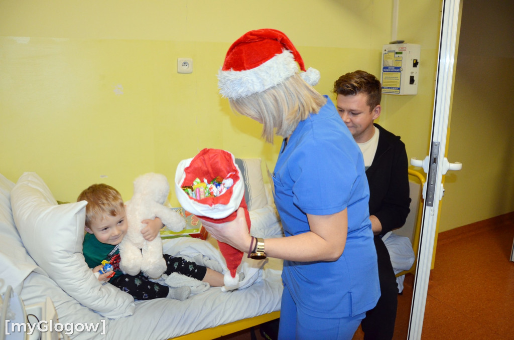 Przyszłe pielęgniarki u małych pacjentów