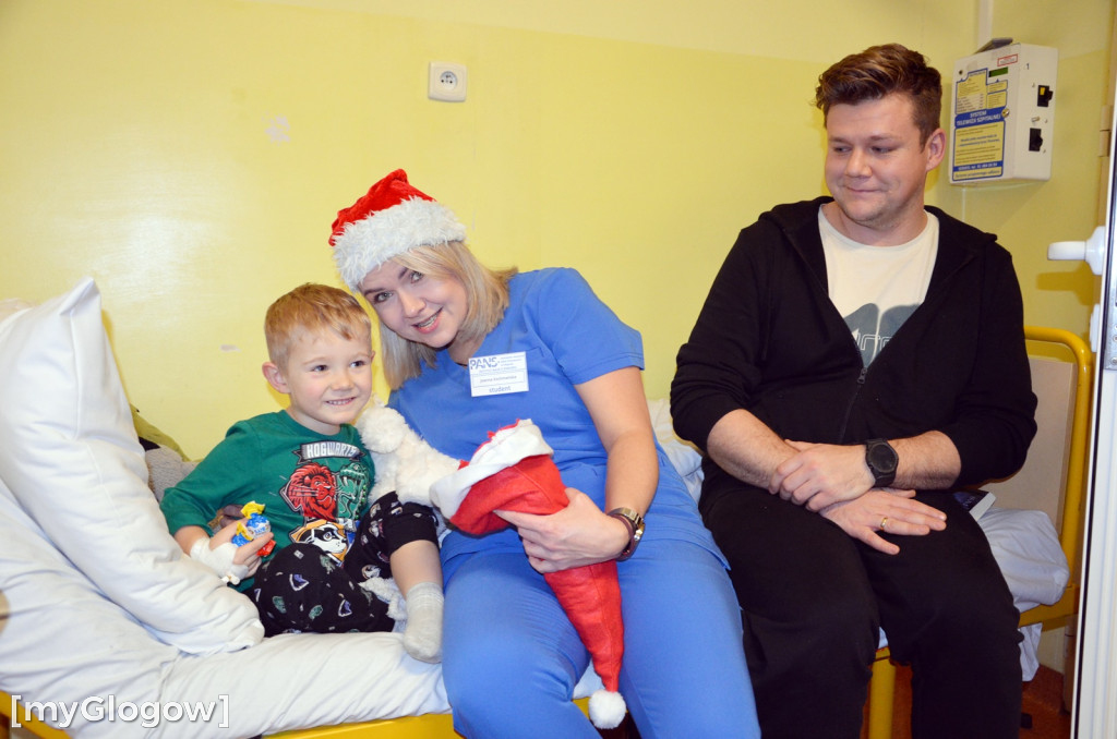 Przyszłe pielęgniarki u małych pacjentów