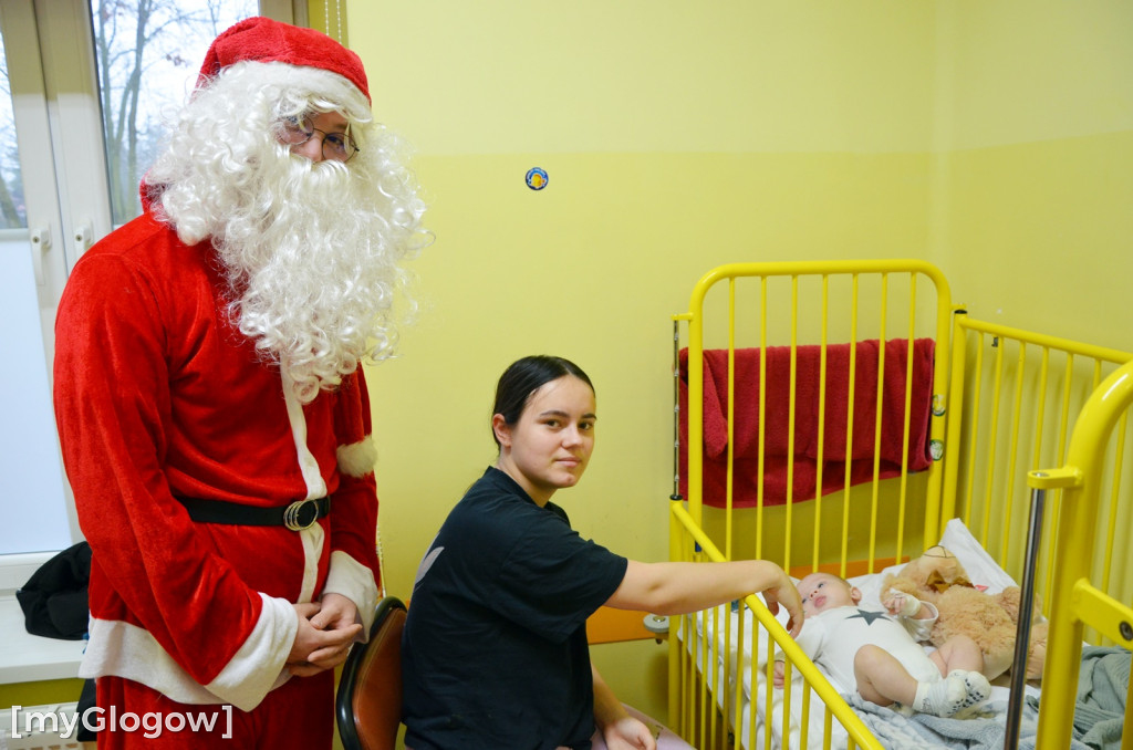 Przyszłe pielęgniarki u małych pacjentów