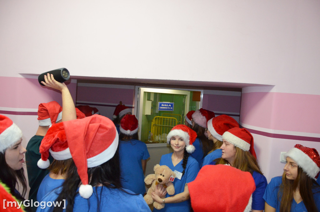 Przyszłe pielęgniarki u małych pacjentów