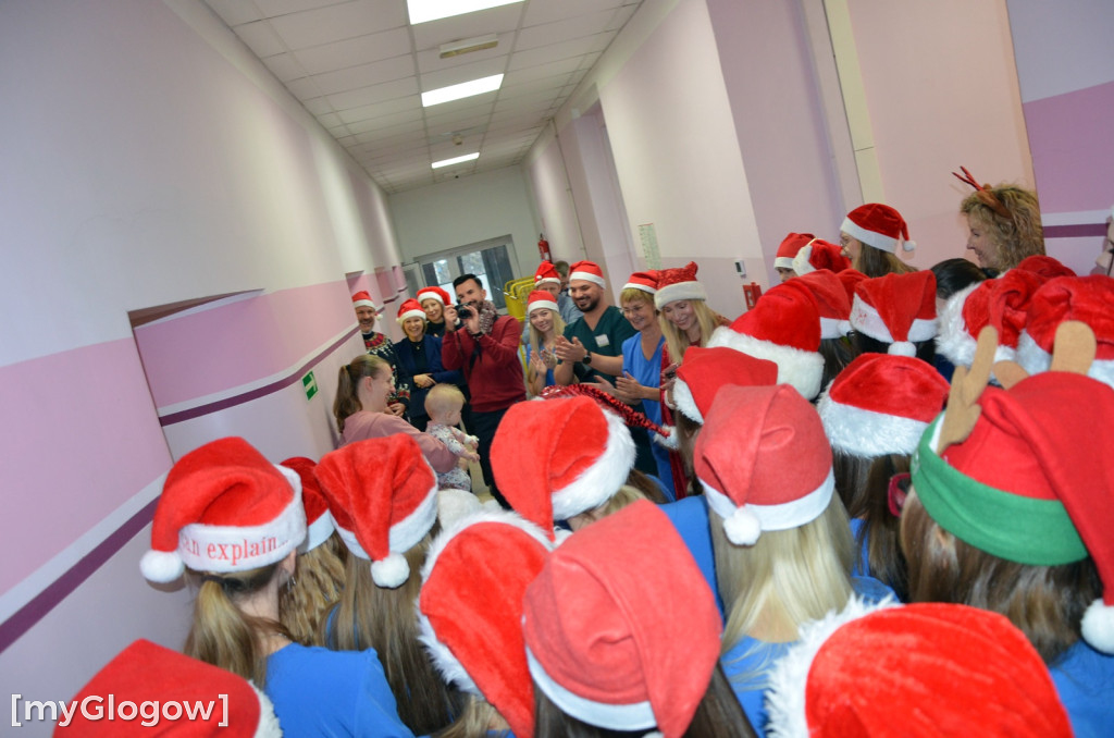 Przyszłe pielęgniarki u małych pacjentów